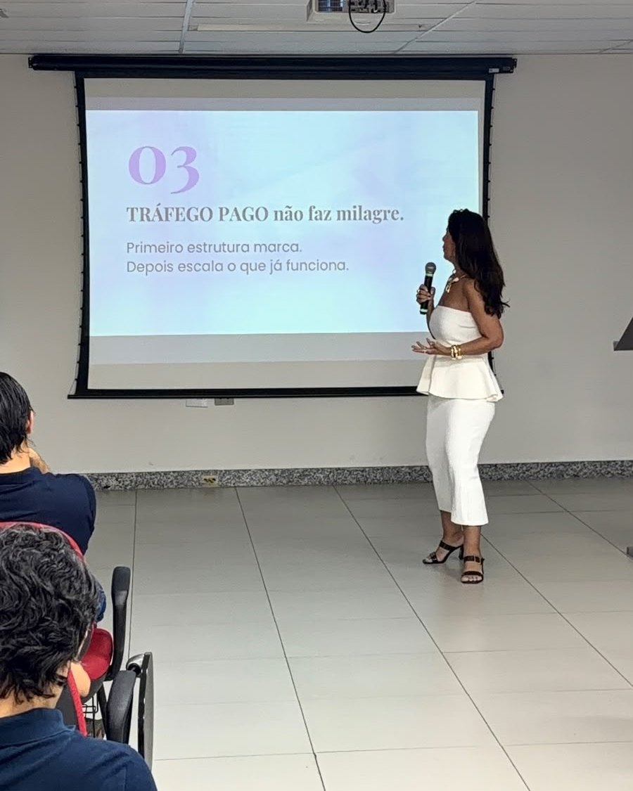 Karen Faria palestrando na ExpoMetal 2026